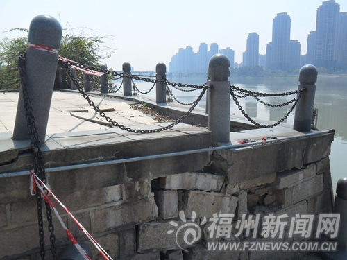 闽江公园望龙园亲水平台部分坍塌　威胁游客安全