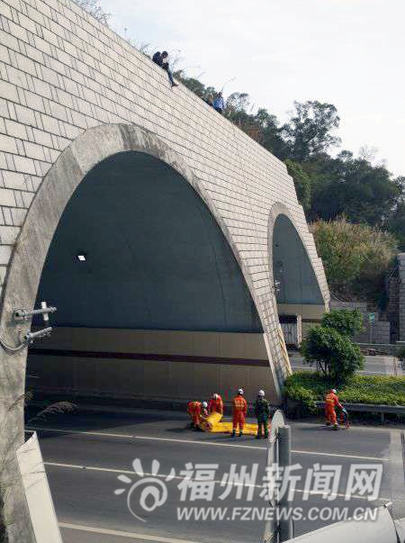 东南网 福建频道首页 福州 社会 > 正文  相关新闻: 男子爬上隧道顶以