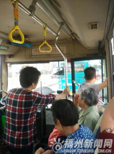 公交司机等红灯时开车门乘凉　老人下车遭其辱骂