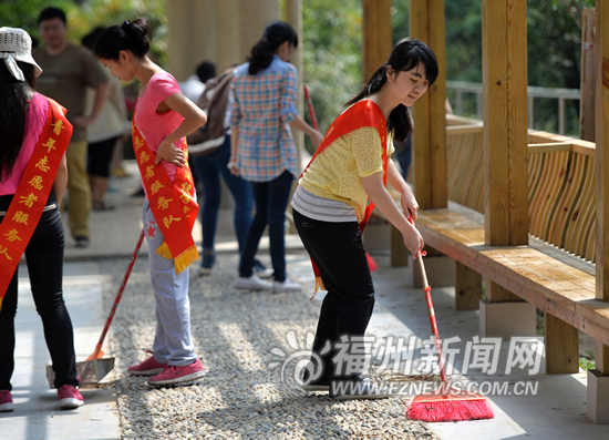 榕清明祭扫吹“生态风”　鞭炮换鲜花自觉捡垃圾