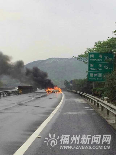 福银高速公路一轿车撞护栏自燃 致车辆追尾1人伤