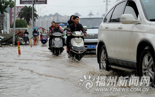 缆沟塌方5根水管被压脱节 盘屿路百米路段成汪洋