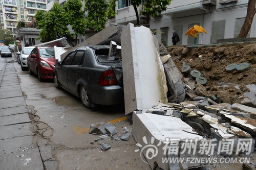 马尾：围墙倒塌砸坏四辆小车　去年七八月才建的