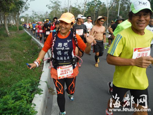 福州依姐奔波台湾三个地区　一天跑完三个马拉松
