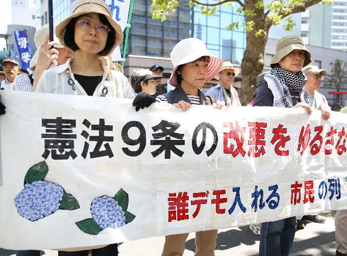 数千日本民众抗议安倍企图修改和平宪法