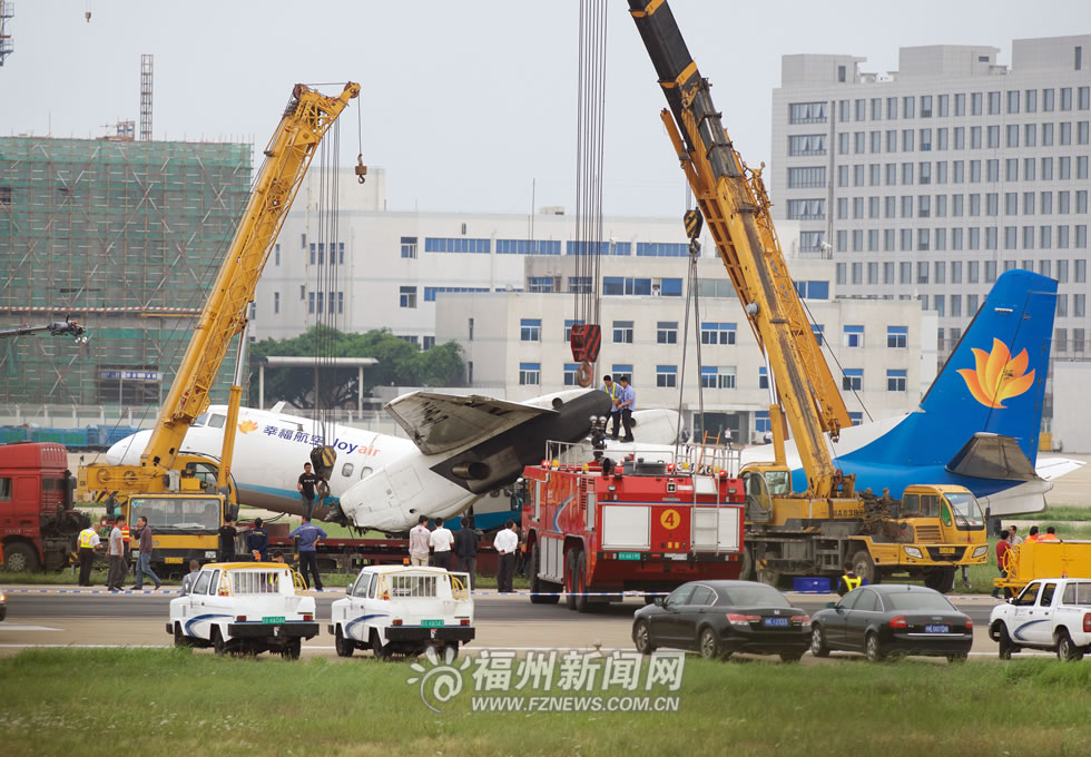 载52人客机降落福州机场冲出跑道　机翼与机身交接处断裂