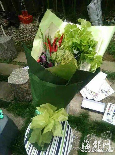 福州小哥卖“蔬菜花” 母亲节两天收入超5000元