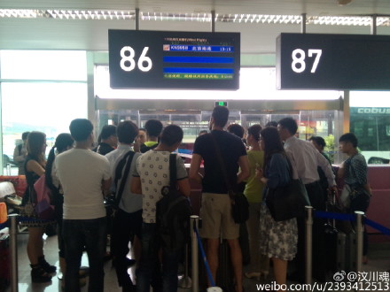 福州飞北京航班因故障返航　很多人不会用氧气罩