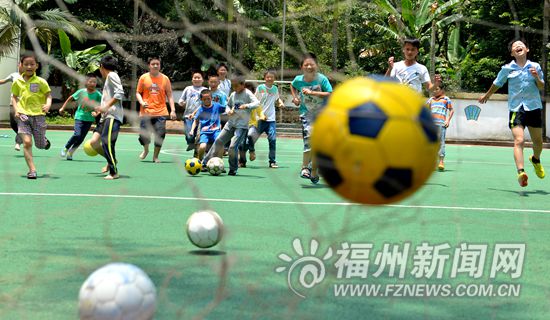 闽侯有所“野生”学校:学生也是老师 练字用毛笔