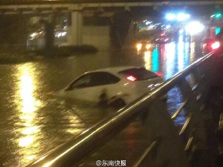 雷雨突袭榕城福飞路涵洞积水　女司机从车里游出
