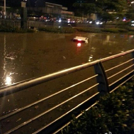 雷雨突袭榕城福飞路涵洞积水　女司机从车里游出