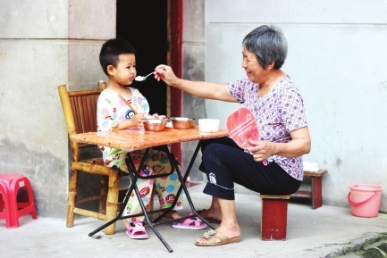 奶奶每天背孙女两小时看病：她才5岁 必须活下去