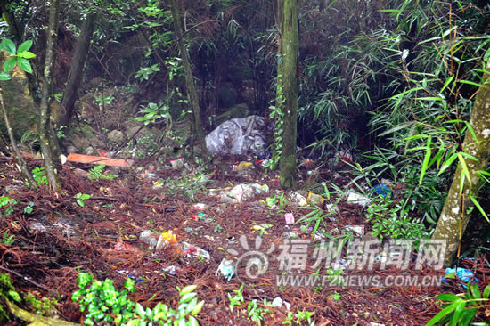 “最美公路”旁成休闲饭庄垃圾场 市民:太煞风景