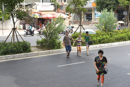 市民在天桥下横穿马路   