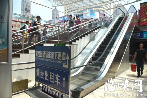 南广场出站电梯停用后，旅客只能提着行李走楼梯，非常不方便
