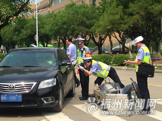 揭秘交警破案百宝箱:戴上滤光眼镜 指纹清晰可见