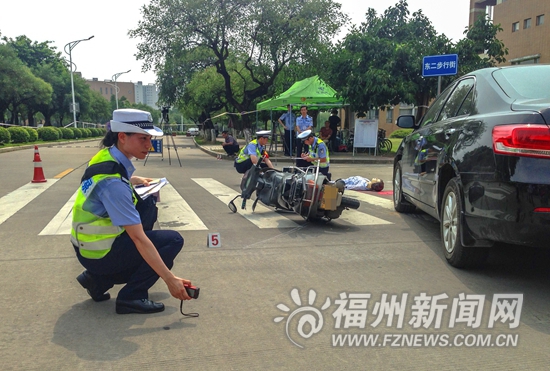 揭秘交警破案百宝箱:戴上滤光眼镜 指纹清晰可见