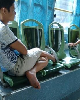 福州公交车上男子脱鞋翘脚跨座位　一人占两座位