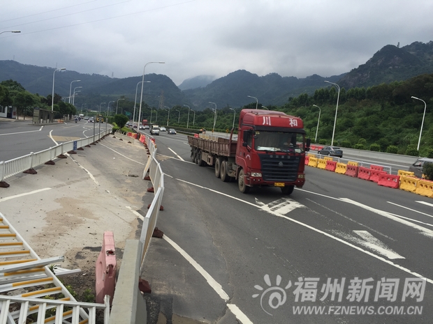 机场高速磨洋河段安全隐患多　道路向左标线向右