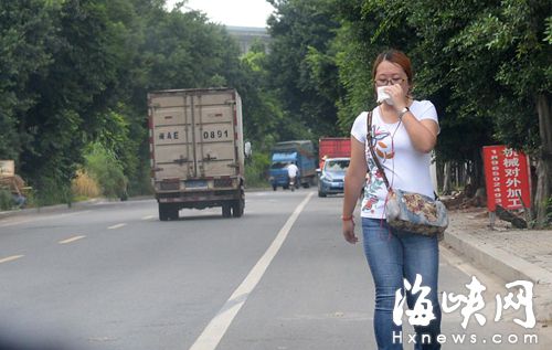 刺激性的气味弥漫整条道路