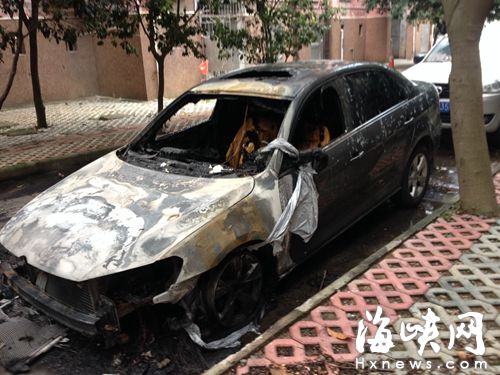 火被扑灭后，张先生的小车已被烧得报废