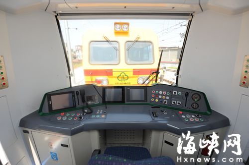 地铁列车驾驶室，具备人工和自动驾驶双模式