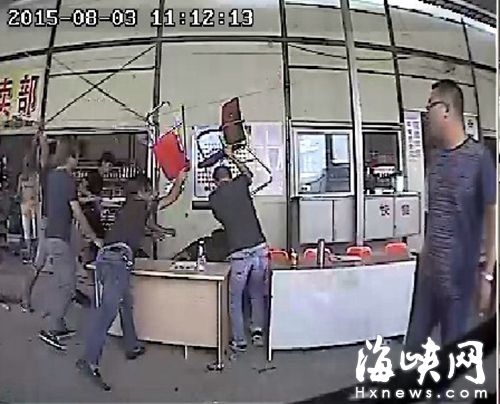 两人持折叠椅殴打车站工作人员（录像截屏）