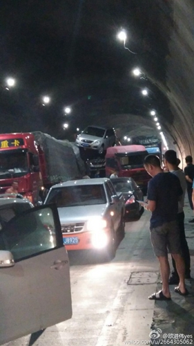 沈海高速红山隧道内　两货车刮擦堵塞半小时(图)