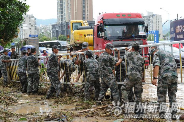 驻榕部队官兵抗击台风苏迪罗　帮助恢复灾后秩序