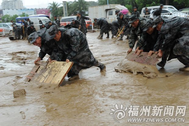 驻榕部队官兵抗击台风苏迪罗　帮助恢复灾后秩序