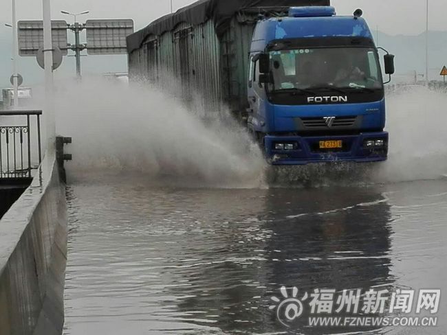 螺洲大桥下桥匝道处有大量积水　车辆经过溅水花