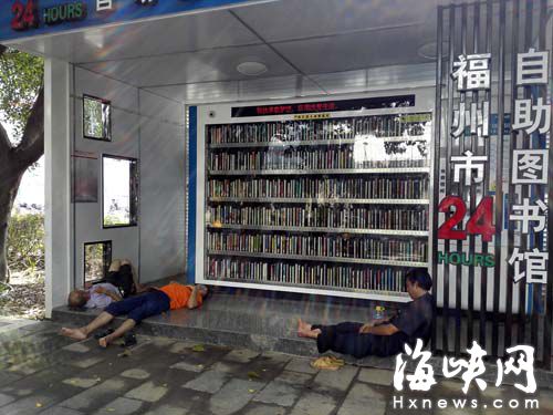 杨桥路边的自助图书馆，工人占道休息