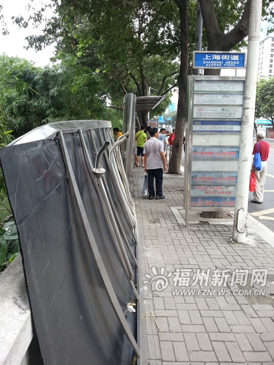 上海街道公交站遮阳棚倒下　部门表示正在处理中