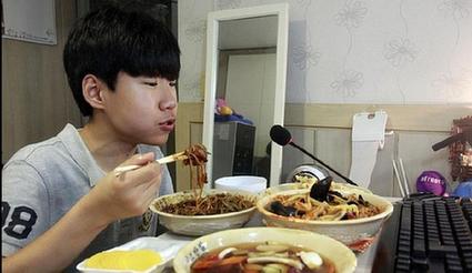 韩国14岁少年网络直播吃饭 每天挣上万元