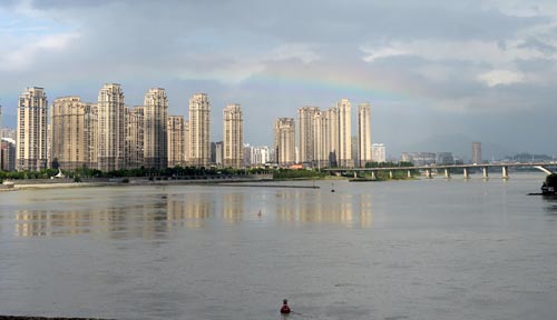 昨日上午，市民在三县洲大桥上多次看到彩虹