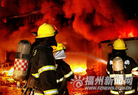 消防员空降火场 6旬夫妇获“救命空气”逃离火海