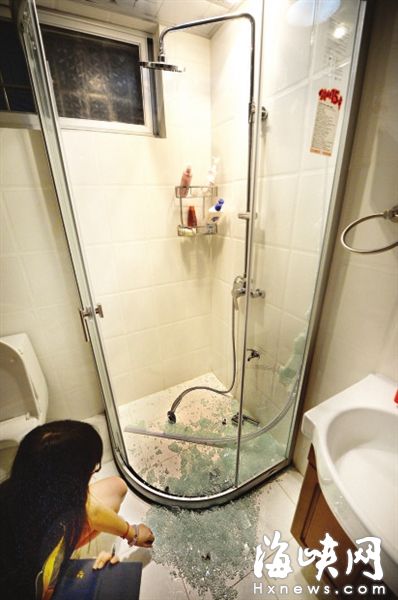 淋浴房拉门爆裂后，玻璃碴撒了一地