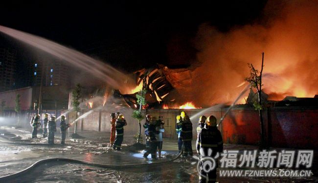 连江厂房着火150多名消防员扑救　3个多小时扑灭
