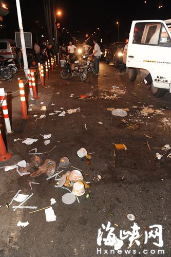 福州:台江城管整治乱倒垃圾 被食客扔酒瓶