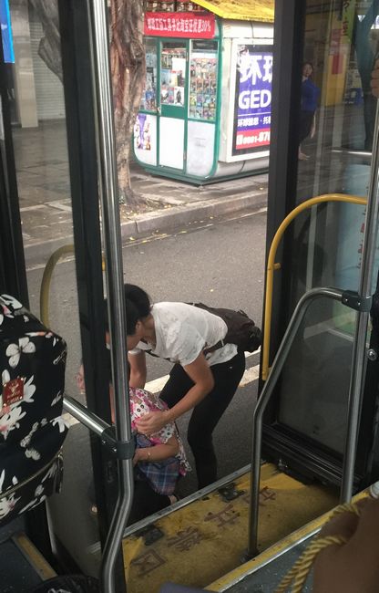 公交车过站才停车　中年妇女匆忙从后门上车被夹