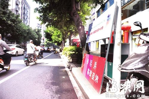 福州津泰路路边摆放广告牌　突然倒下连砸两骑手