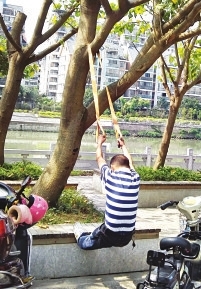 福州光明港公园里　男子把树木当健身器材练臂力