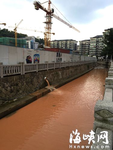 9月12日，“省安公司”工地，将泥浆水直排屏东河，河水变成红色(本报资料图)