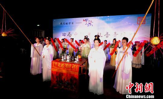福州重现传统中秋祭月摆塔祈福活动