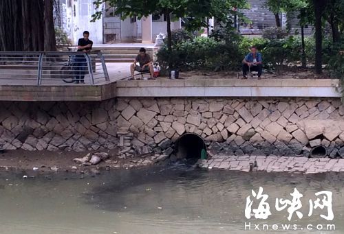 福州晋安河水位下降现排污口 地下管道污水直排入河