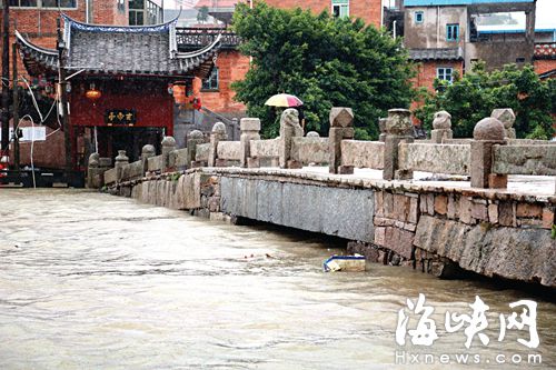 河水近乎淹没闽安村千年古桥迥龙桥