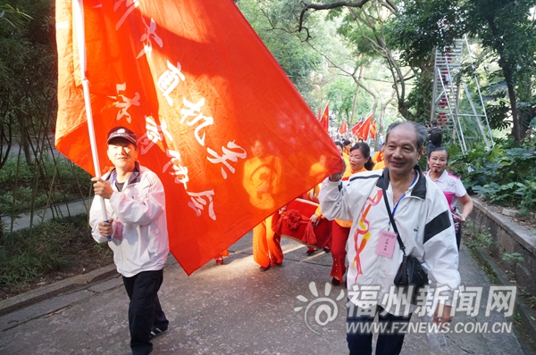 福州近2000名老干部参加“登于山　迎青运”活动