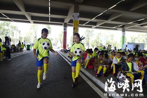 两名参加演出的小女生展示球技