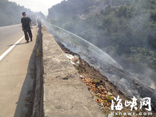 垃圾焚烧后冒浓烟，环保部门协调灭火