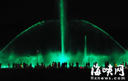 飞凤山公园的喷泉，宛如一曲音乐和色彩的交响曲